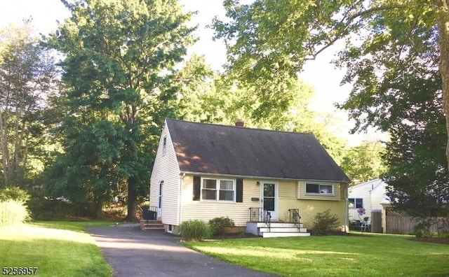 view of front of house featuring a front yard