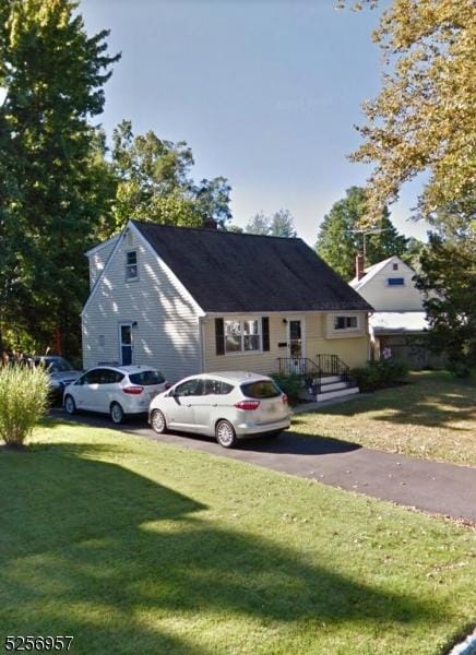 view of front of home featuring a front lawn