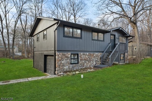 view of front of property featuring a garage and a front yard