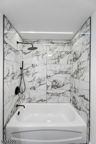 bathroom featuring tiled shower / bath combo