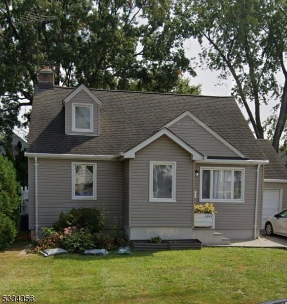 view of front of property featuring a garage and a front lawn