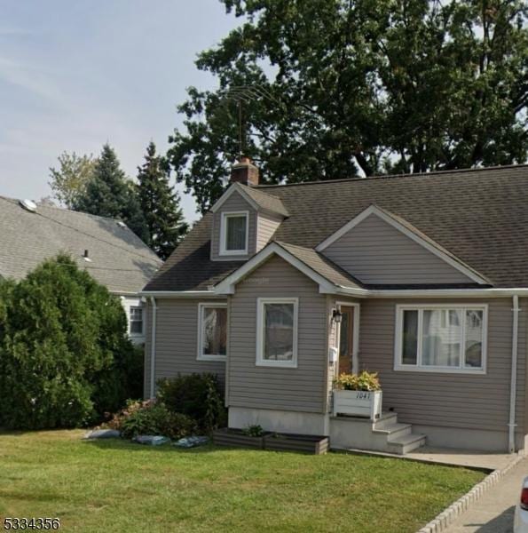 view of front of property with a front lawn