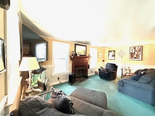 living room featuring ornamental molding and carpet