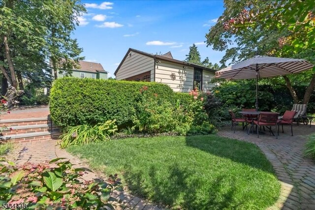 view of yard with a patio area