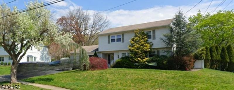 view of front of property featuring a front lawn