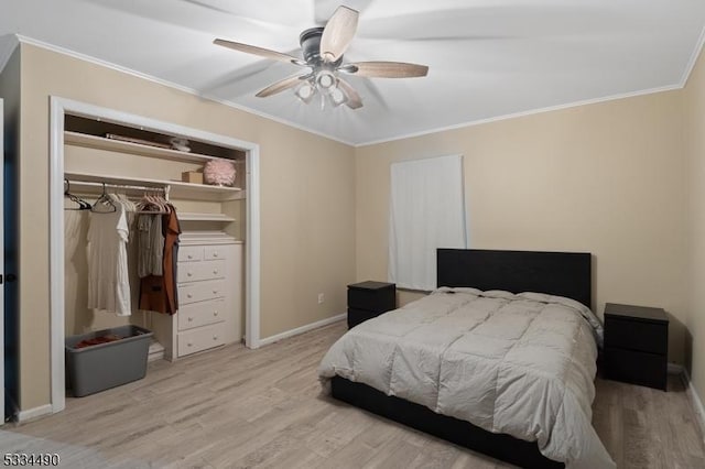 bedroom featuring ceiling fan, ornamental molding, light hardwood / wood-style floors, and a closet