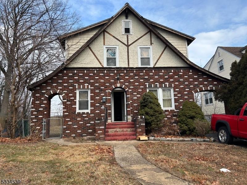 view of front of home featuring a front lawn