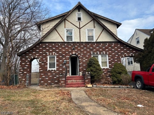 view of front of home featuring a front lawn