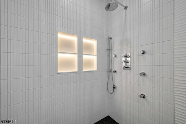 bathroom featuring a tile shower