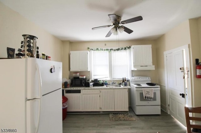 kitchen with sink, white appliances, dark hardwood / wood-style floors, ceiling fan, and white cabinets