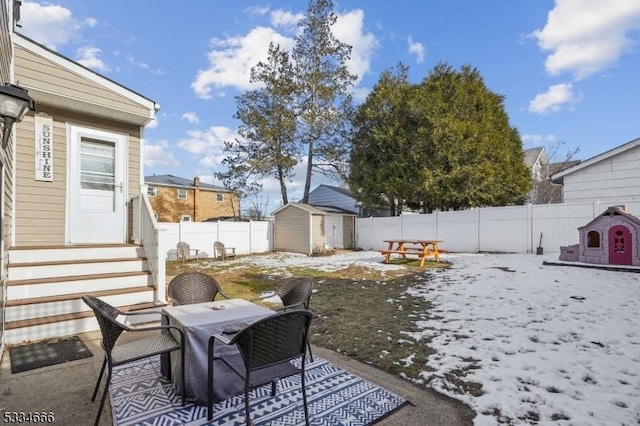 view of yard featuring a shed