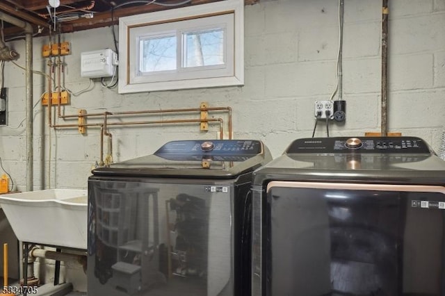 laundry room featuring sink and independent washer and dryer