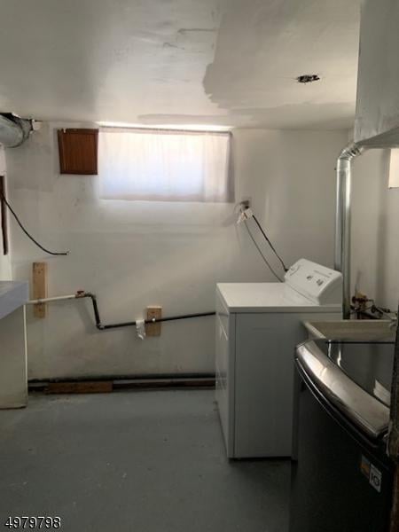 laundry room with washer / dryer