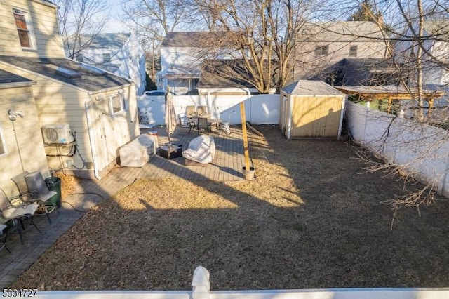 view of yard featuring a storage unit