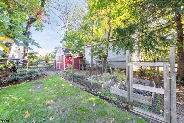 view of yard featuring a storage unit