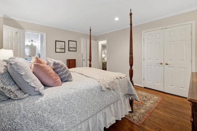 bedroom with wood finished floors, crown molding, recessed lighting, baseboards, and a closet