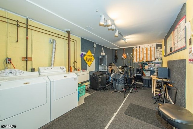 laundry room with washing machine and dryer