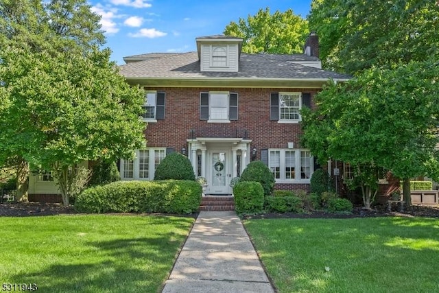 view of front of property with a front lawn