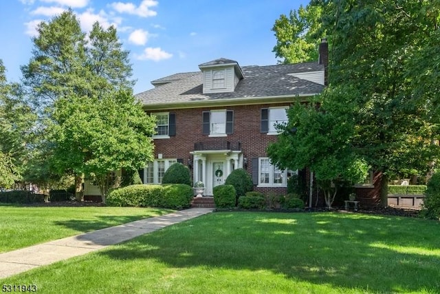 colonial home featuring a front yard