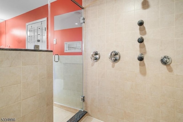 bathroom featuring tiled shower