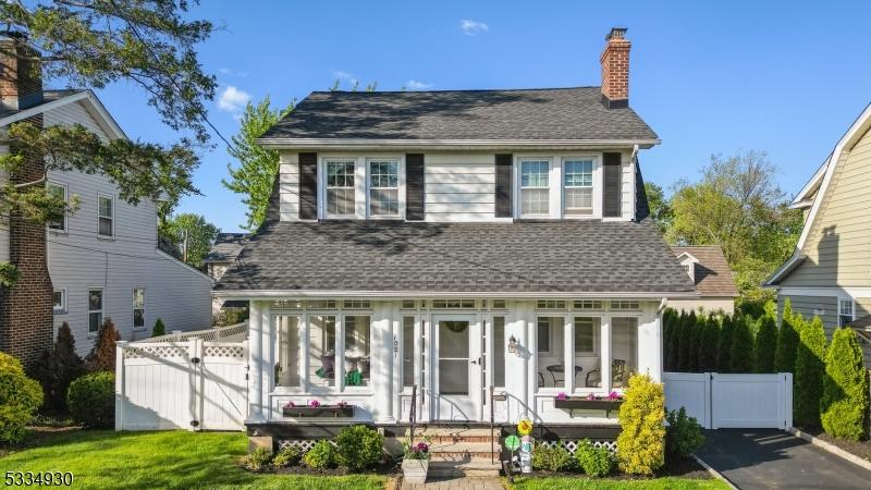 view of front of home with a front lawn