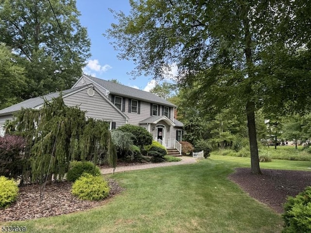 view of front of property featuring a front lawn