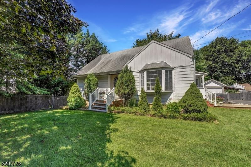 view of front of property featuring a front yard