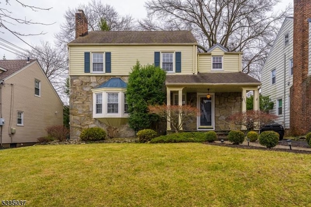 view of front of home featuring a front lawn