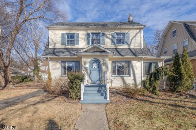 view of front of house featuring a front lawn