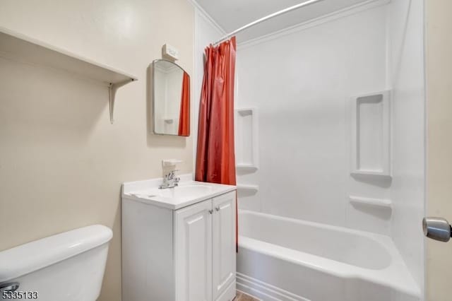 full bathroom featuring vanity, crown molding, toilet, and shower / bath combo with shower curtain