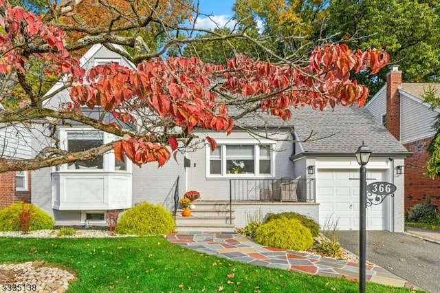 view of front of house featuring a garage and a front yard