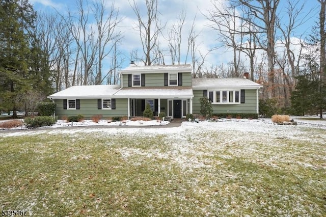 view of front of property featuring a yard