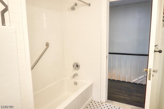 bathroom with tiled shower / bath