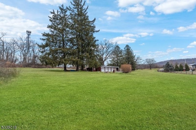 view of yard featuring a rural view