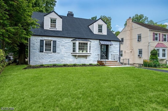 view of front facade featuring a front lawn