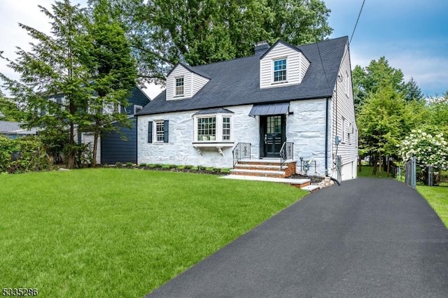 view of front of property featuring a front lawn