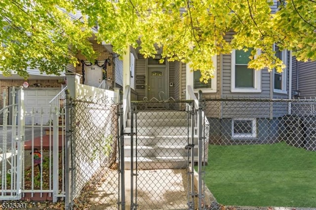 view of front of home featuring a front yard