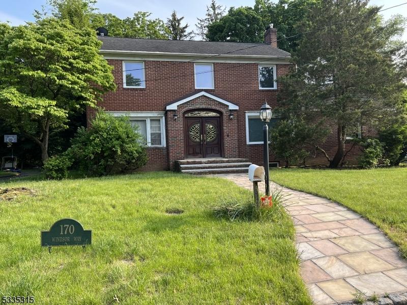 view of front facade with a front yard