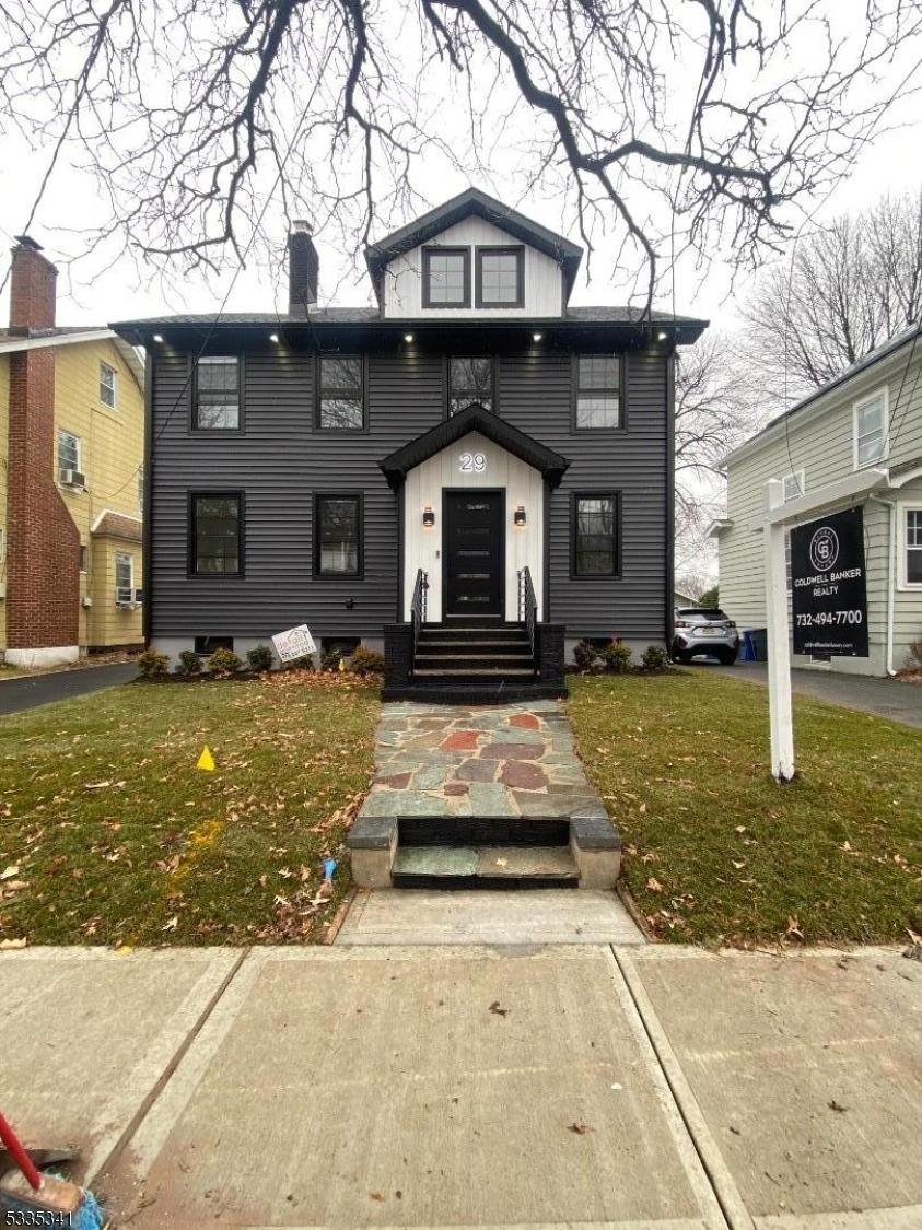 view of front of property featuring a front lawn