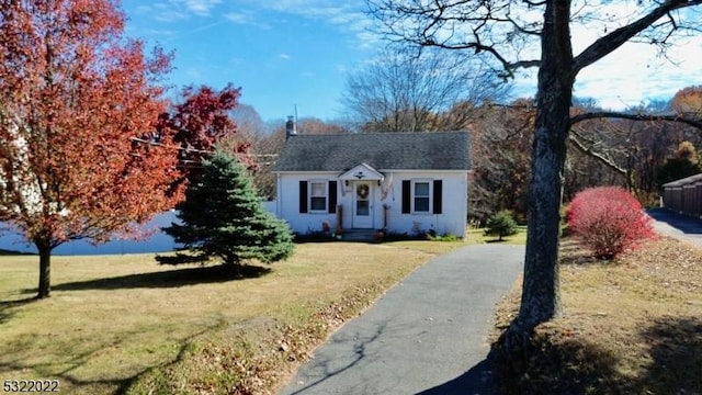 ranch-style house featuring a front lawn