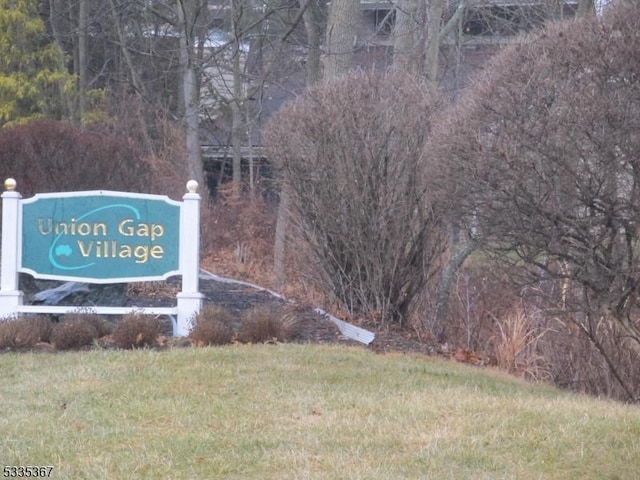 community / neighborhood sign featuring a lawn