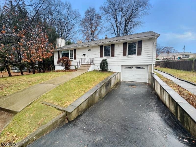 view of front facade featuring a garage and a front yard