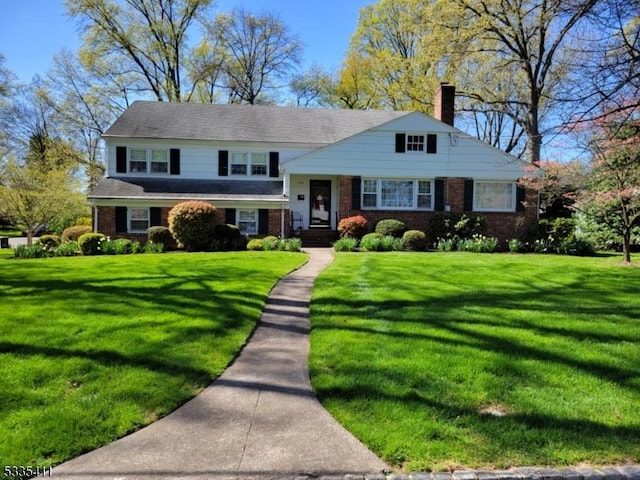 view of front of house with a front lawn