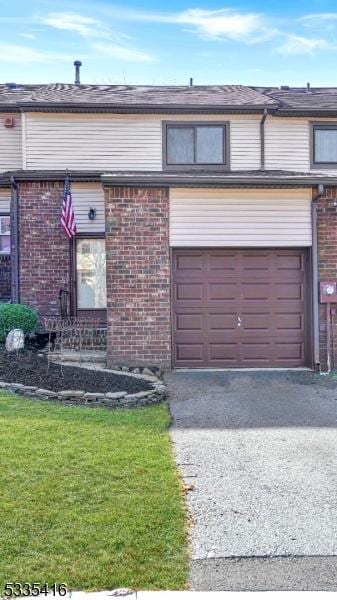 view of front of home featuring a garage and a front lawn