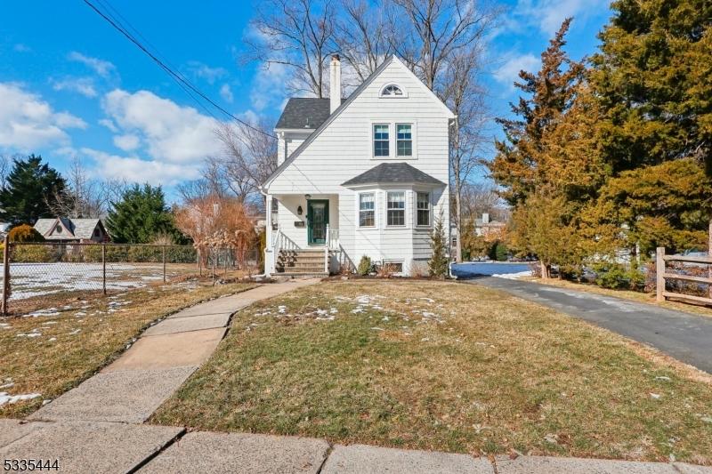 view of front of property with a front lawn