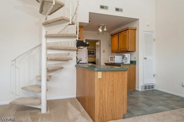 kitchen featuring sink, a kitchen bar, and kitchen peninsula