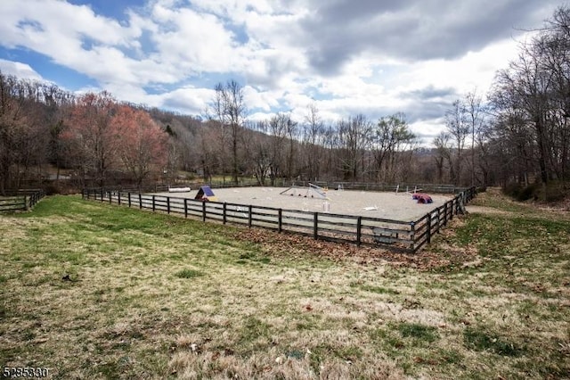 view of yard featuring a rural view