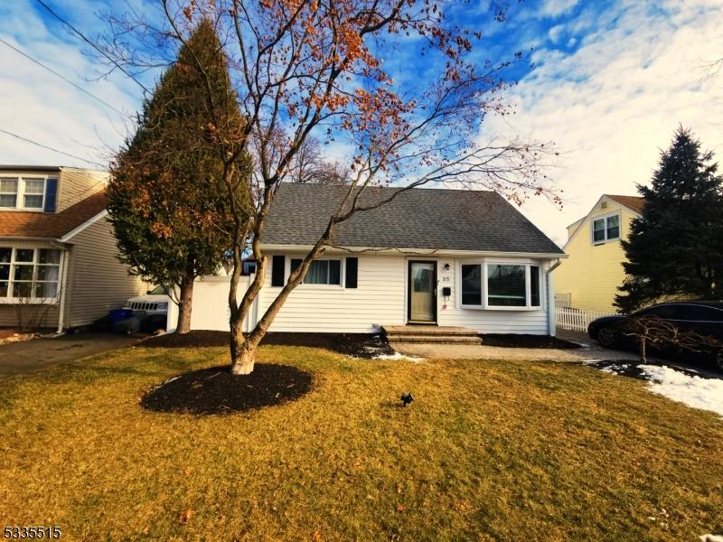 view of front facade with a front yard