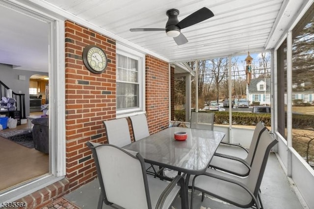 sunroom with ceiling fan