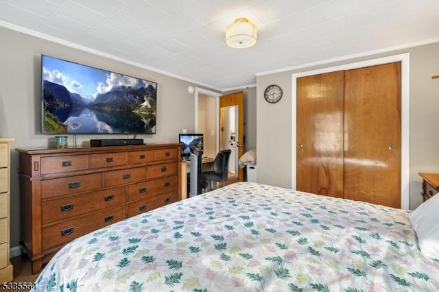 bedroom featuring crown molding and a closet